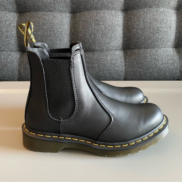 Dr. Martens 2976 Chelsea Boots Women Size 7 Black Smooth Leather NEW - Picture 3 of 7